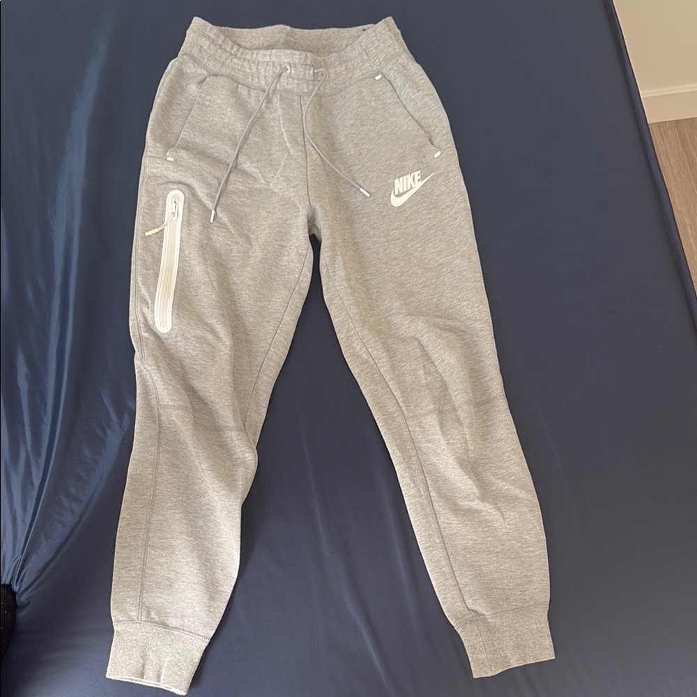 Nike women’s Gray Jogger Pants- xs